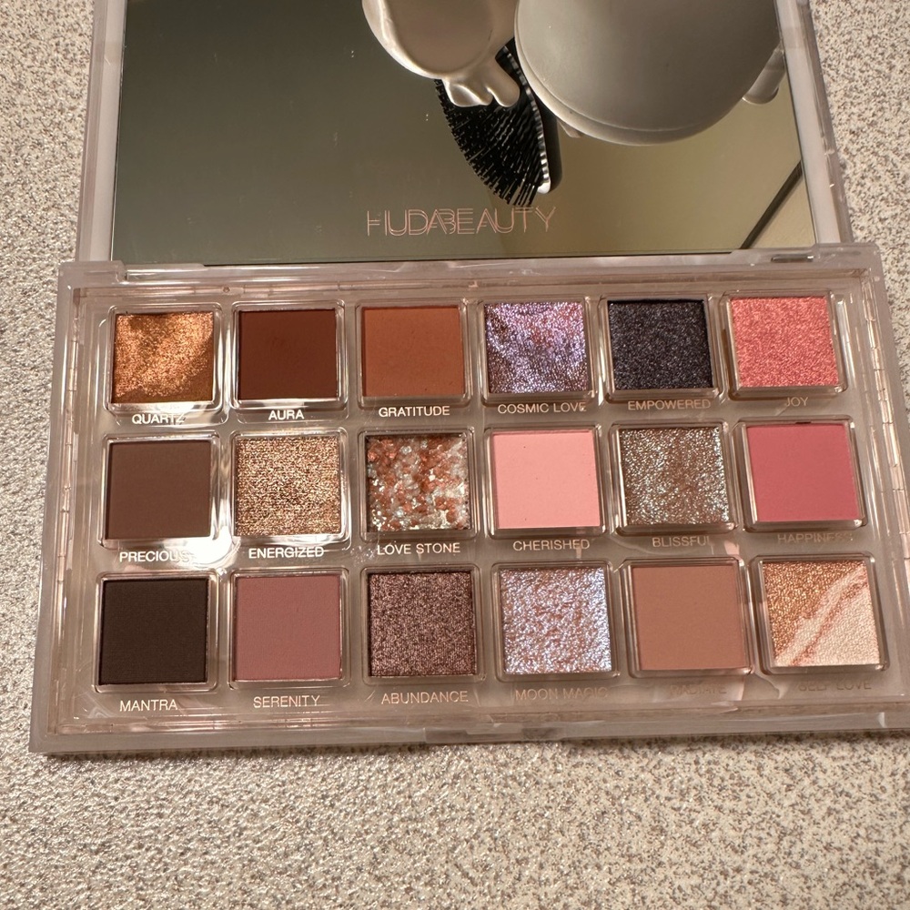 Huda Beauty Eyeshadow Palette - Multi-Color